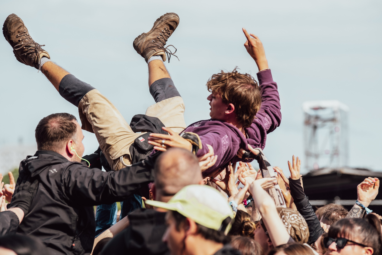 The Prodigy, Biffy Clyro, Weezer, House Of Protection, A Day To Remember u.a. begeistern das Zeppelinfeld. – Crowdsurfer.