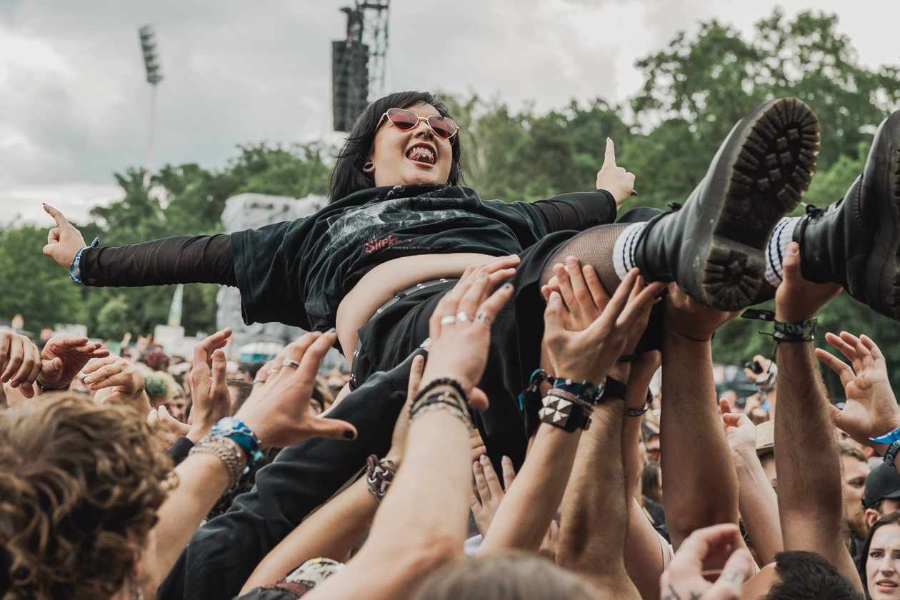 Linkin Park, Limp Bizkit, Papa Roach u.a. stehen in den Startlöchern. – Erstes Crowdsurfen.