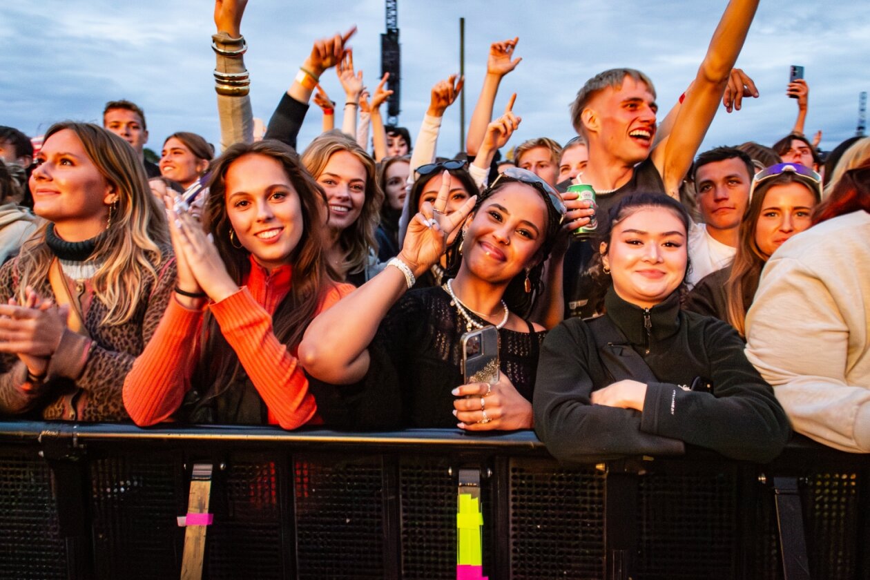 Das Roskilde Festival läuft: Nach den Newcomer:innen-Tagen startet am Mittwoch das Hauptprogramm. – Doja Cat-Fans.