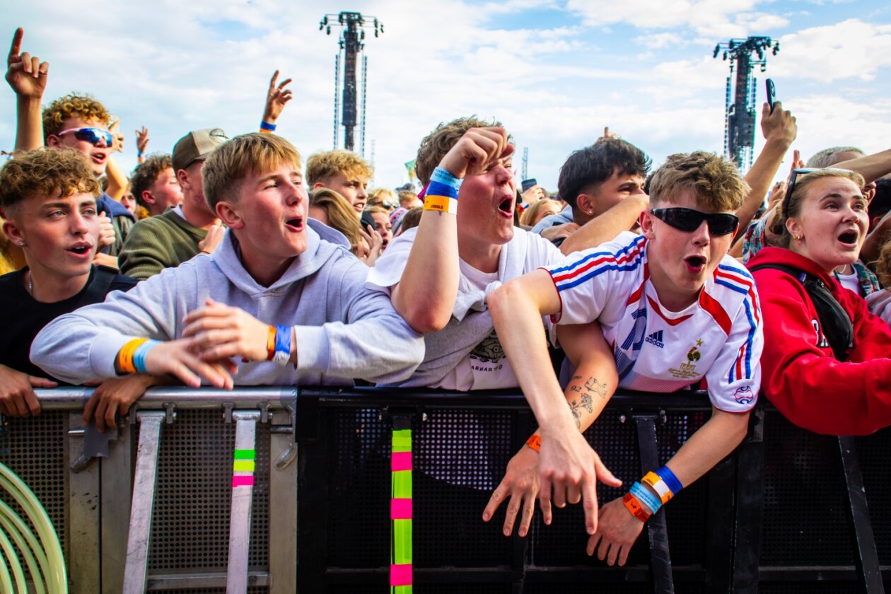 Das Roskilde Festival läuft: Nach den Newcomer:innen-Tagen startet am Mittwoch das Hauptprogramm. – Die Meute kann es kaum erwarten.