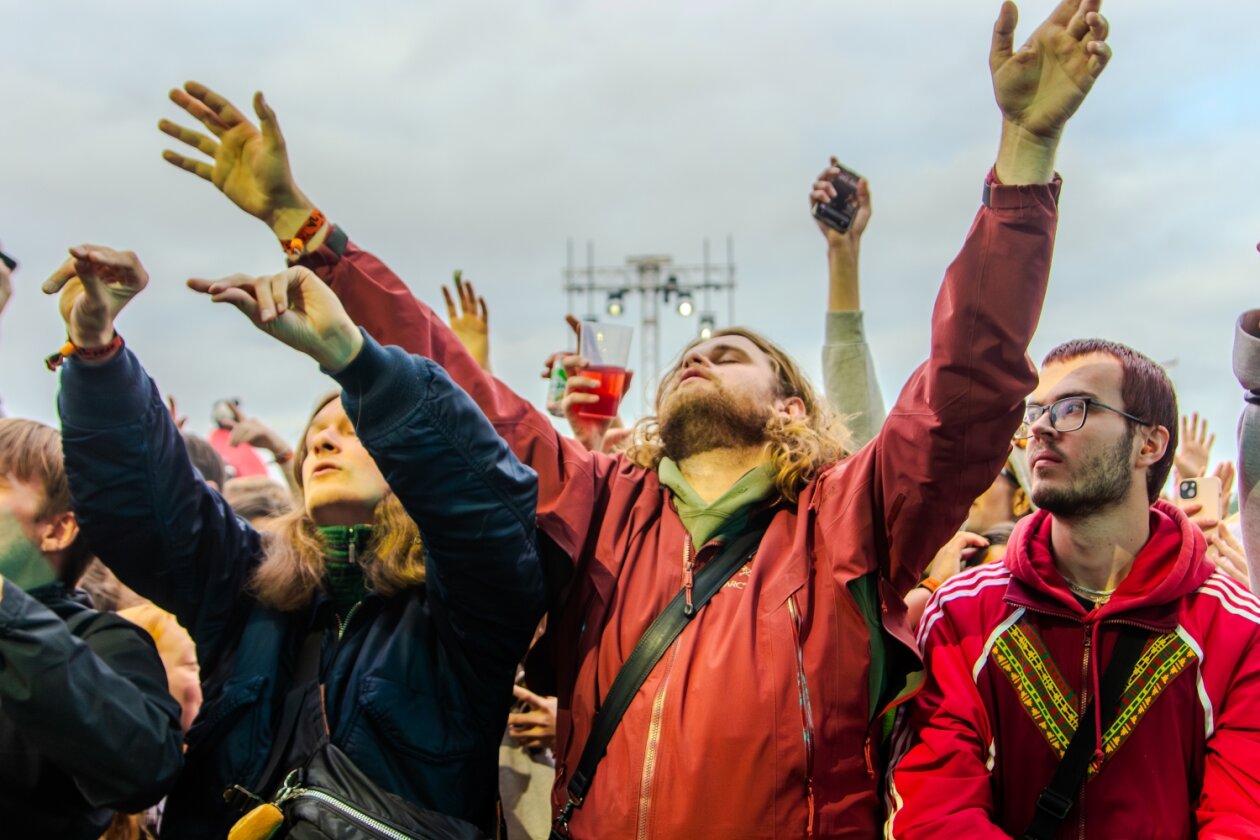 Das Roskilde Festival läuft: Nach den Newcomer:innen-Tagen startet am Mittwoch das Hauptprogramm. – Orange Feeling 2024.