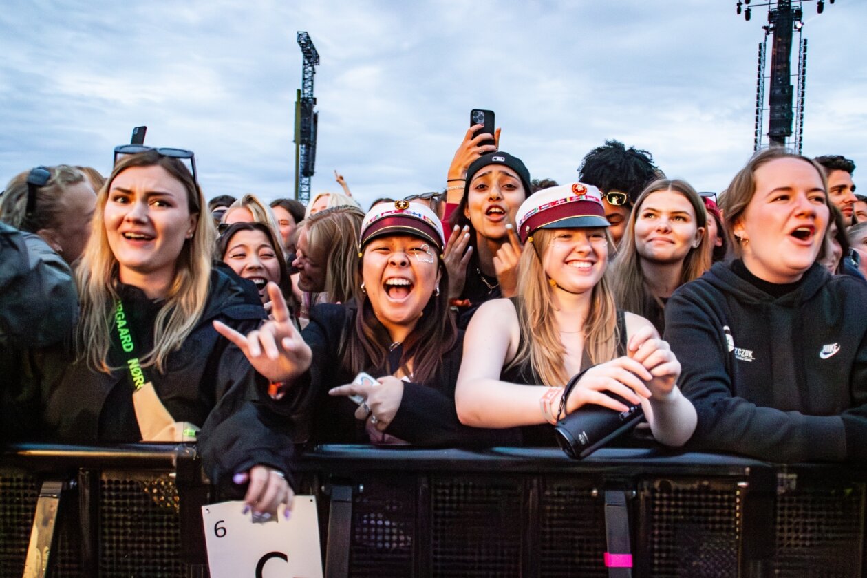 Das Roskilde Festival läuft: Nach den Newcomer:innen-Tagen startet am Mittwoch das Hauptprogramm. – Schulfrei!