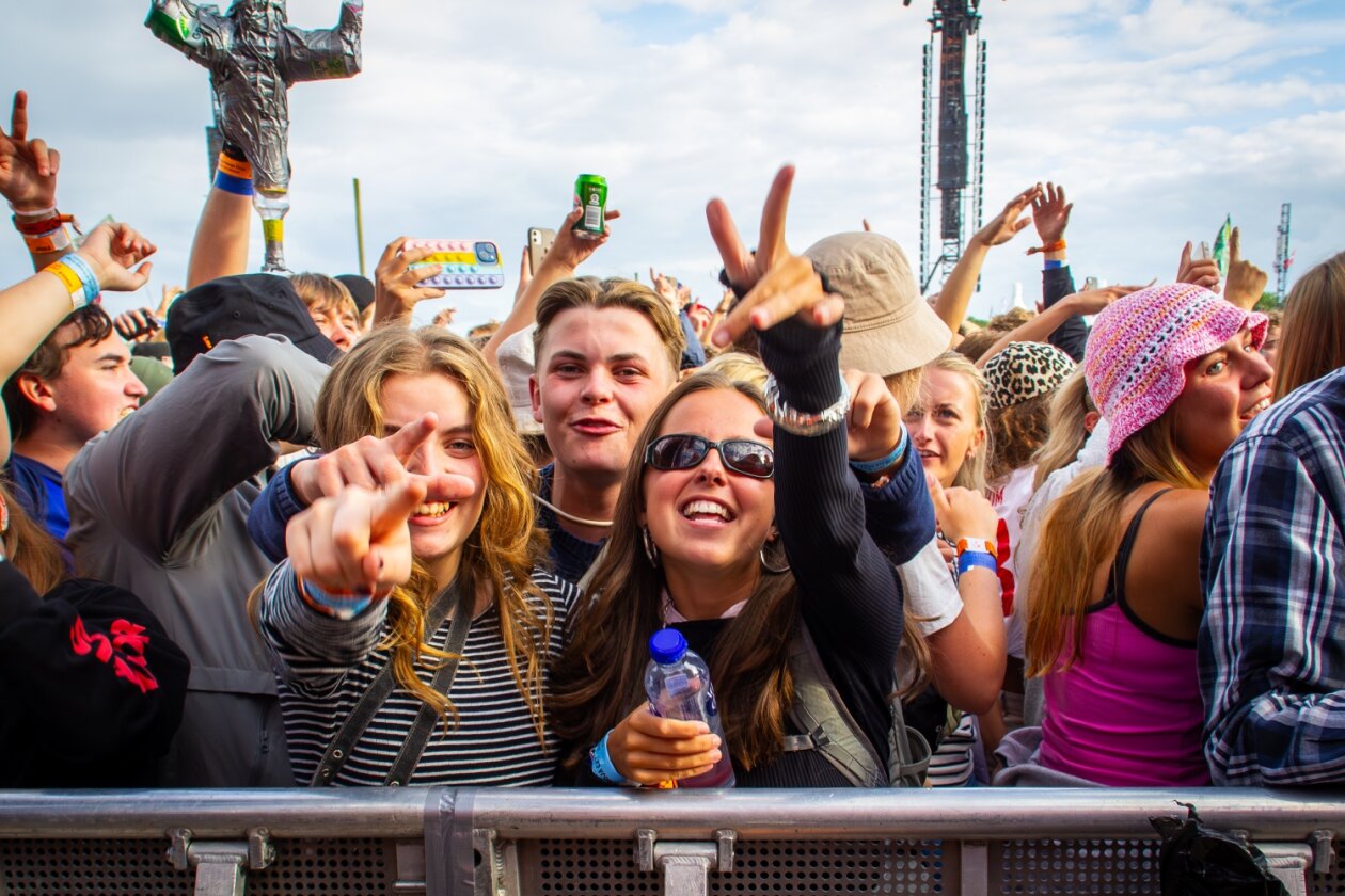 Das Roskilde Festival läuft: Nach den Newcomer:innen-Tagen startet am Mittwoch das Hauptprogramm. – Zeit die Orange Stage zu eröffnen.