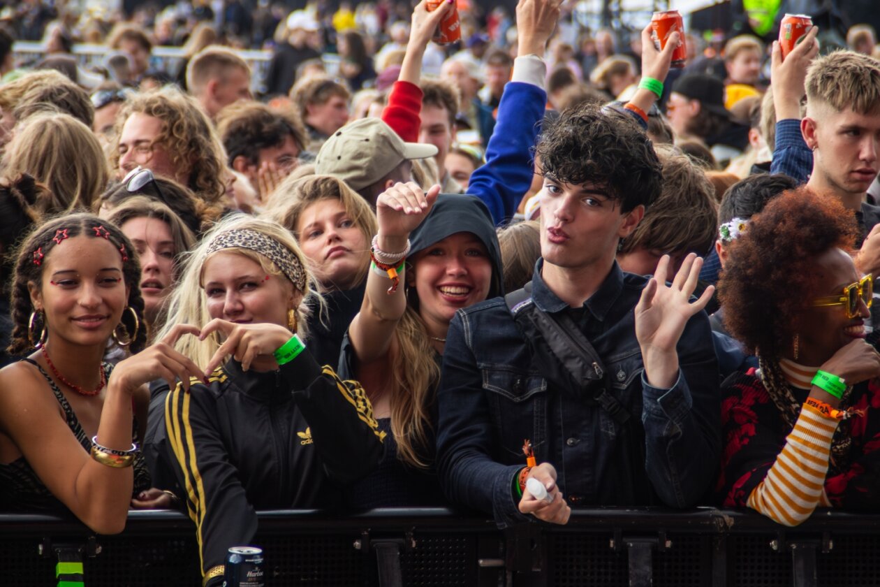 Der Freitag: Foo Fighters vs. Charli XCX vs. Fußball, Moshpits und Seitenhiebe. – Fans vor der Orange Stage.