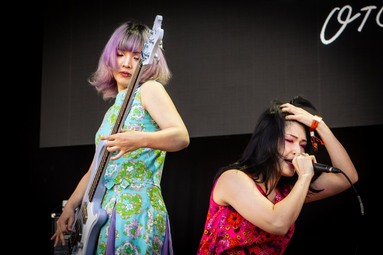 Der Freitag: Foo Fighters vs. Charli XCX vs. Fußball, Moshpits und Seitenhiebe. – Otoboke Beaver.