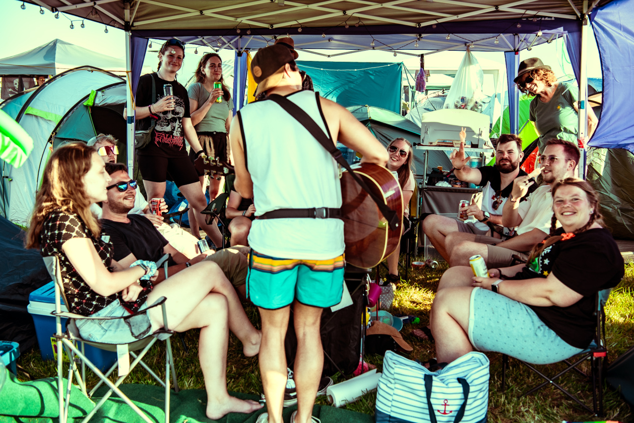 Es ist angerichtet! Deftones, The Prodigy, Apache 207 u.v.a. warten bei Sommerwetter. – Alleinunterhalter.