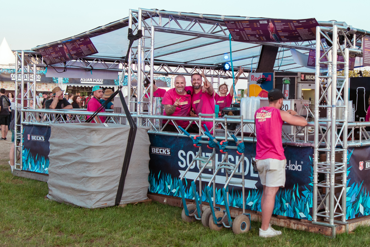 Es ist angerichtet bei perfektem, wenn auch glühend heißem Festivalwetter! – Barpersonal hat Bock.
