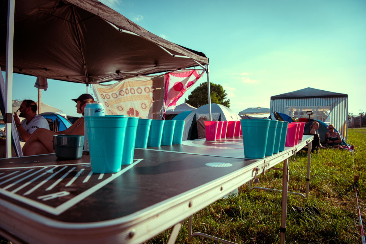 Es ist angerichtet! Deftones, The Prodigy, Apache 207 u.v.a. warten bei Sommerwetter. – Beerpong.