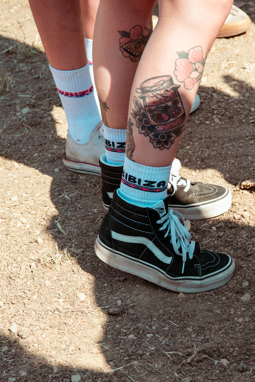 Es ist angerichtet! Deftones, The Prodigy, Apache 207 u.v.a. warten bei Sommerwetter. – Bibiza-Merch.