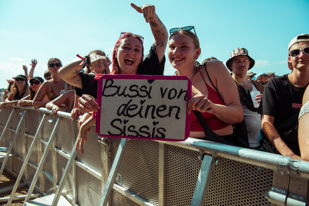 Es ist angerichtet! Deftones, The Prodigy, Apache 207 u.v.a. warten bei Sommerwetter. – Bussi für Bibiza.