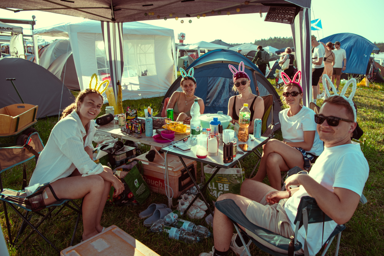 Es ist angerichtet! Deftones, The Prodigy, Apache 207 u.v.a. warten bei Sommerwetter. – Chillen auf dem Campground.