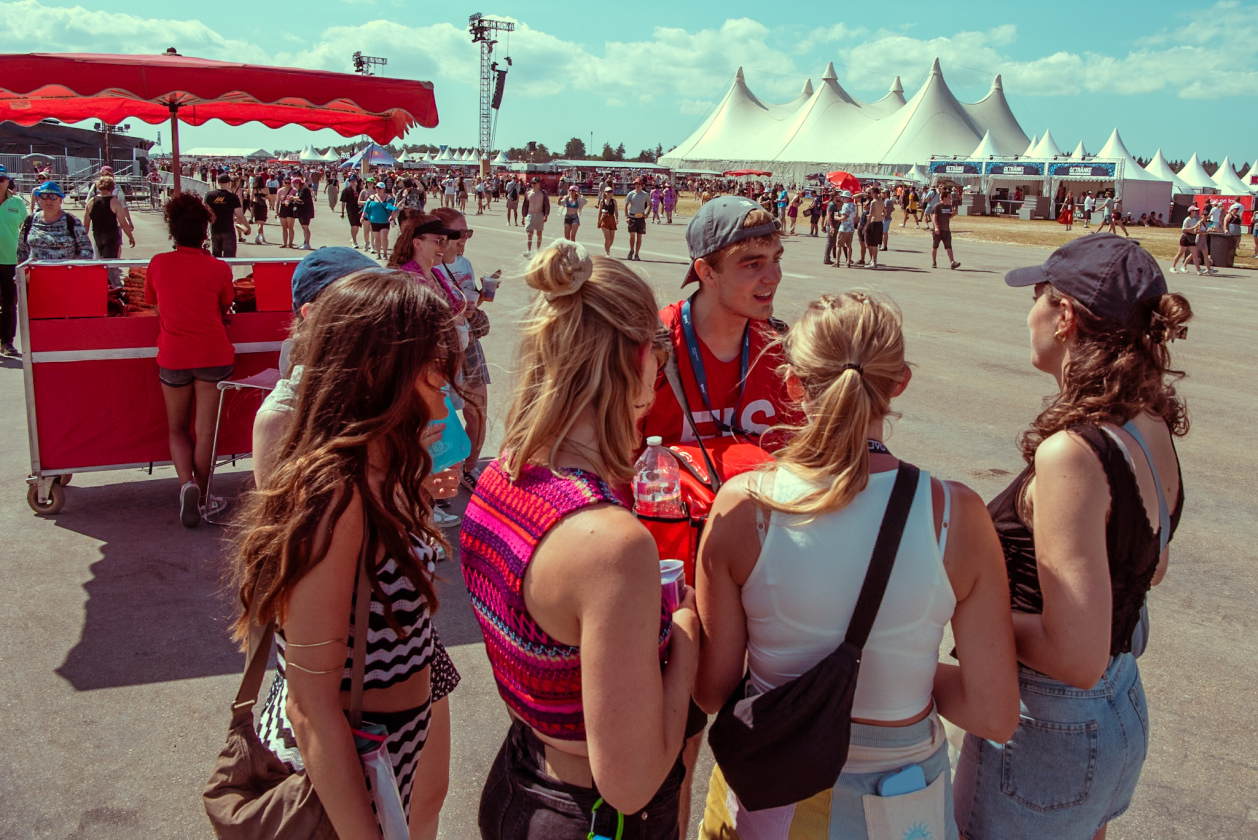 Es ist angerichtet! Deftones, The Prodigy, Apache 207 u.v.a. warten bei Sommerwetter. – Der Eismann und seine Fans.