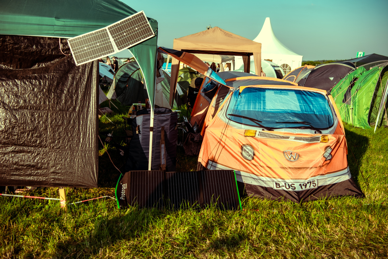Es ist angerichtet! Deftones, The Prodigy, Apache 207 u.v.a. warten bei Sommerwetter. – Erschwinglicher Bulli.