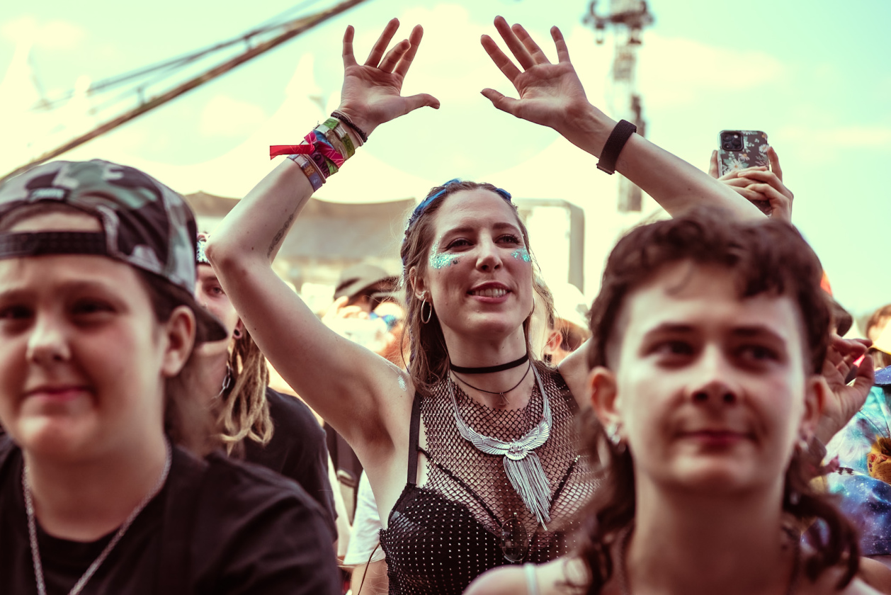 Es ist angerichtet! Deftones, The Prodigy, Apache 207 u.v.a. warten bei Sommerwetter. – Fans.