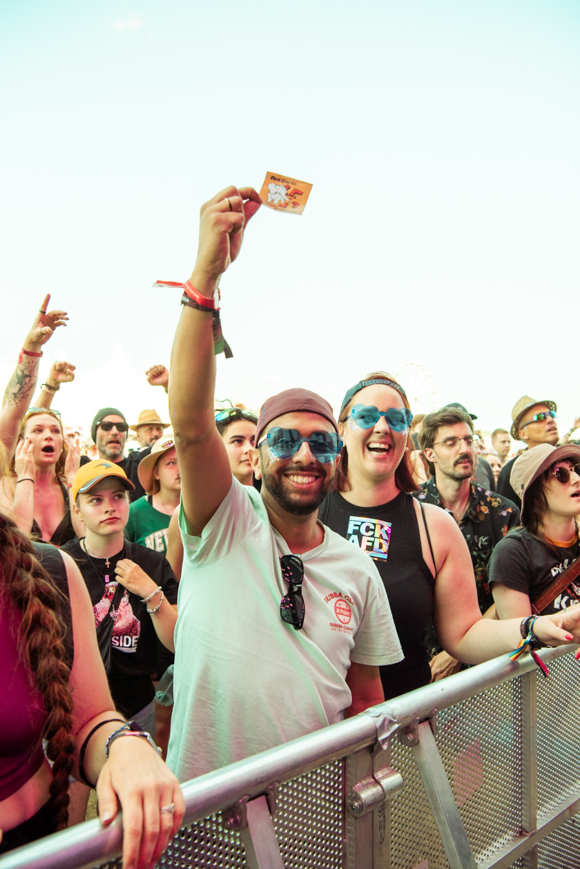 Es ist angerichtet! Deftones, The Prodigy, Apache 207 u.v.a. warten bei Sommerwetter. – Fans.