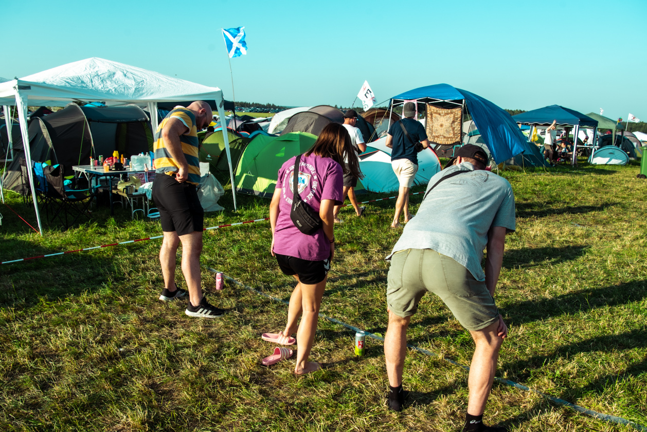Es ist angerichtet bei perfektem, wenn auch glühend heißem Festivalwetter! – Flunkyball.