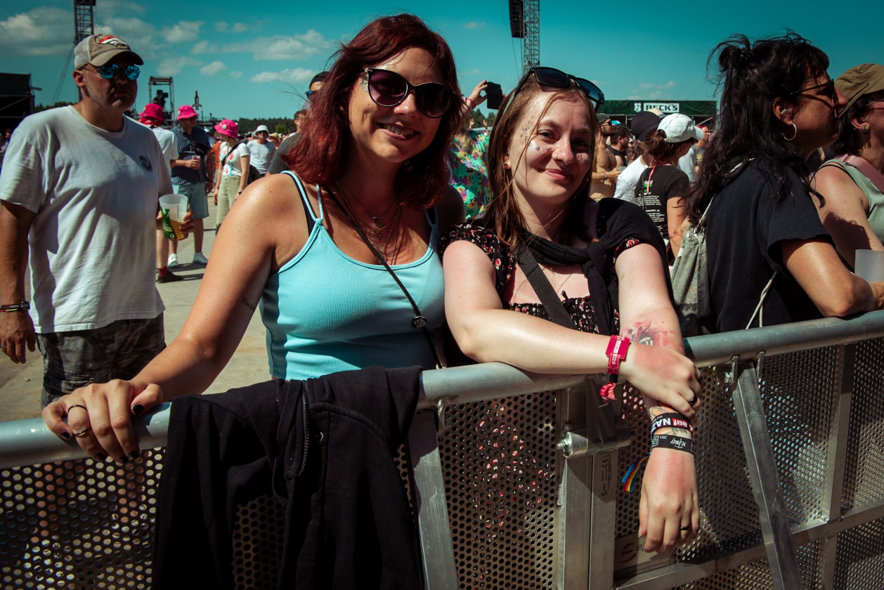 Es ist angerichtet! Deftones, The Prodigy, Apache 207 u.v.a. warten bei Sommerwetter. – Friends.