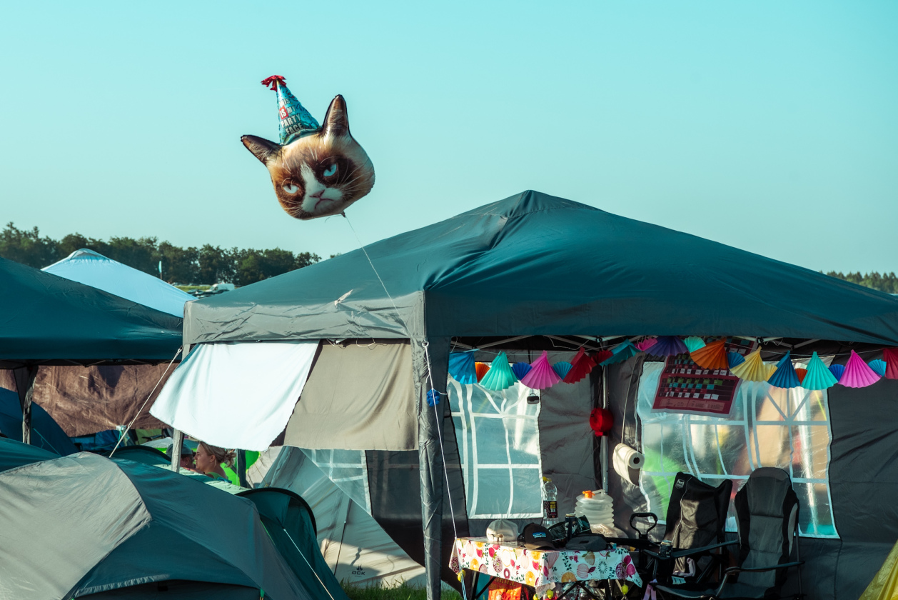 Es ist angerichtet! Deftones, The Prodigy, Apache 207 u.v.a. warten bei Sommerwetter. – Grumpy.