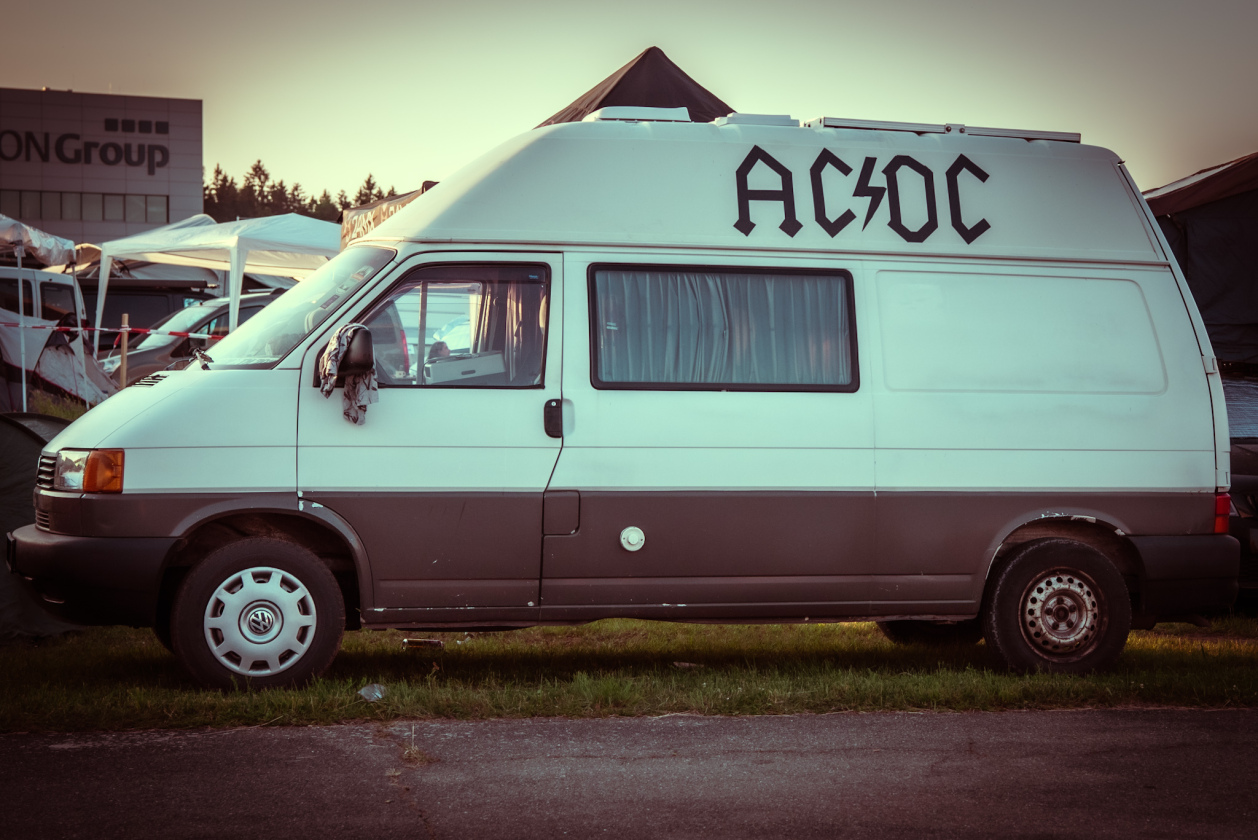 Es ist angerichtet! Deftones, The Prodigy, Apache 207 u.v.a. warten bei Sommerwetter. – Highway to Hell.
