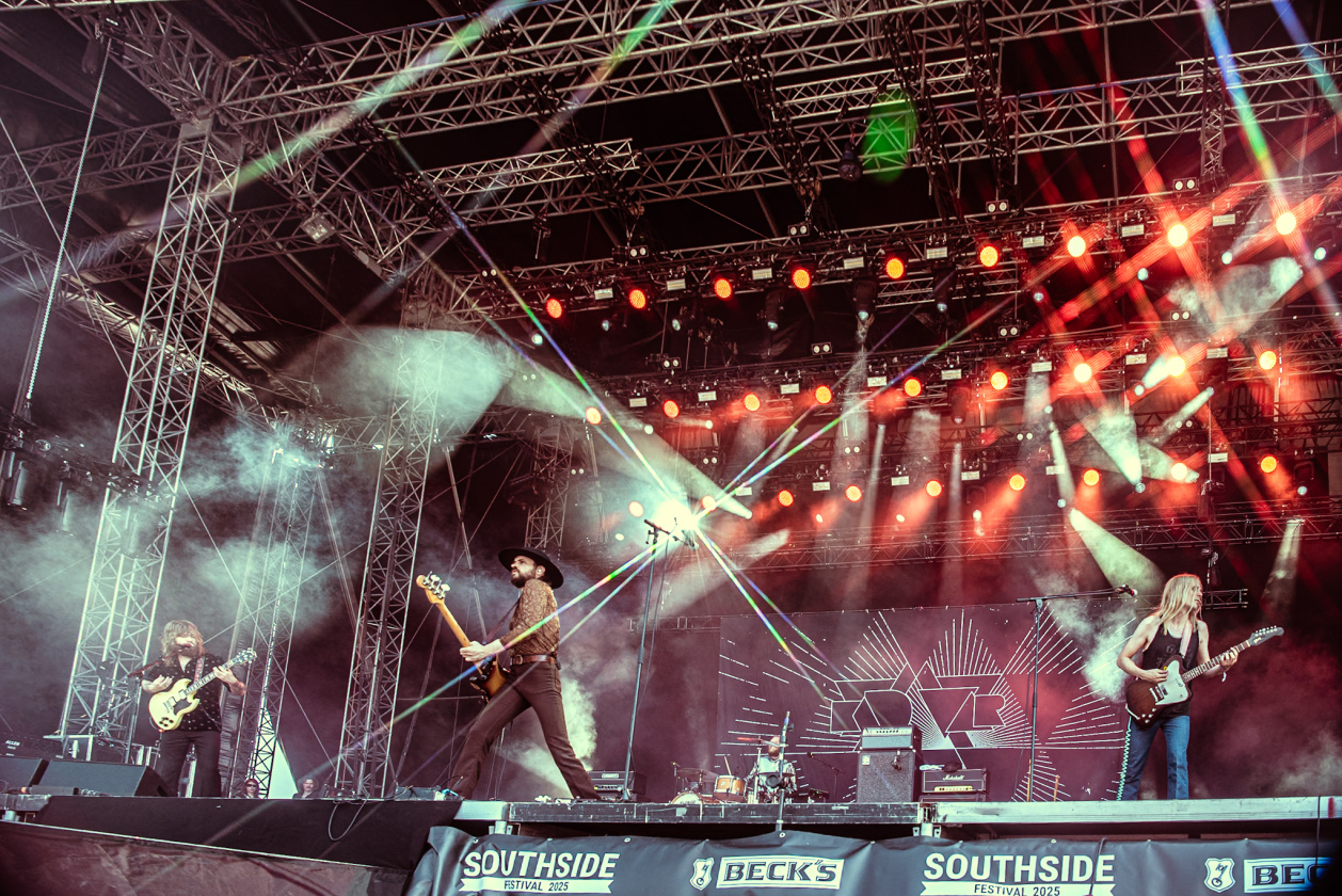 Es ist angerichtet! Deftones, The Prodigy, Apache 207 u.v.a. warten bei Sommerwetter. – Kadavar.