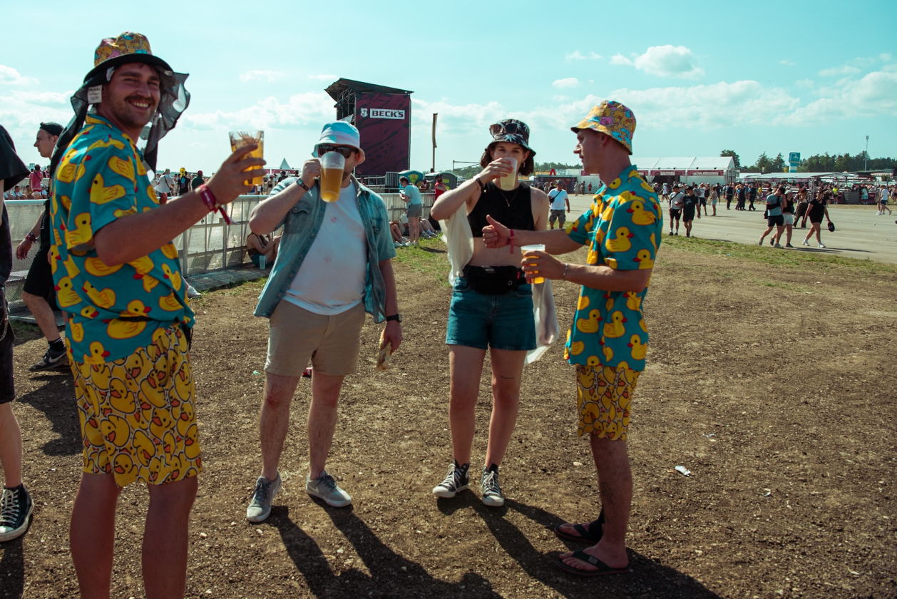 Es ist angerichtet! Deftones, The Prodigy, Apache 207 u.v.a. warten bei Sommerwetter. – Karibisch.