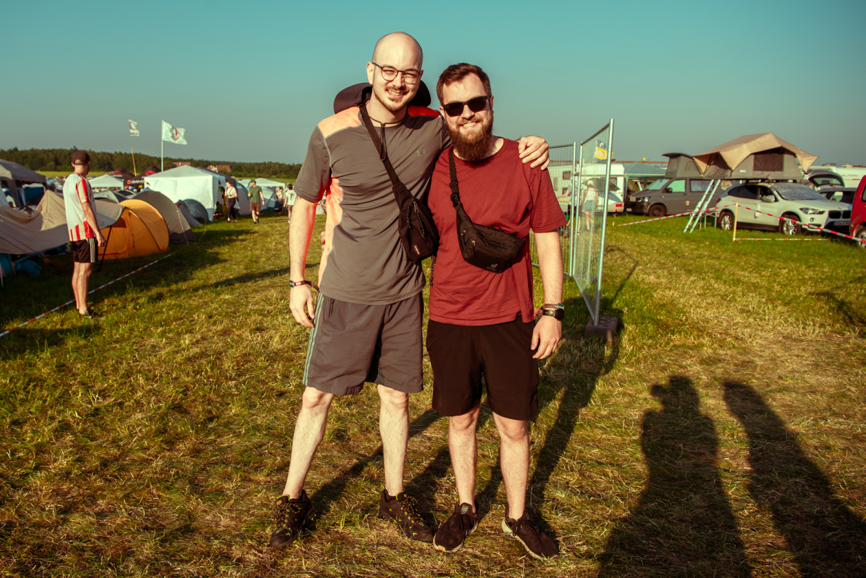 Es ist angerichtet! Deftones, The Prodigy, Apache 207 u.v.a. warten bei Sommerwetter. – Männerfreundschaft.