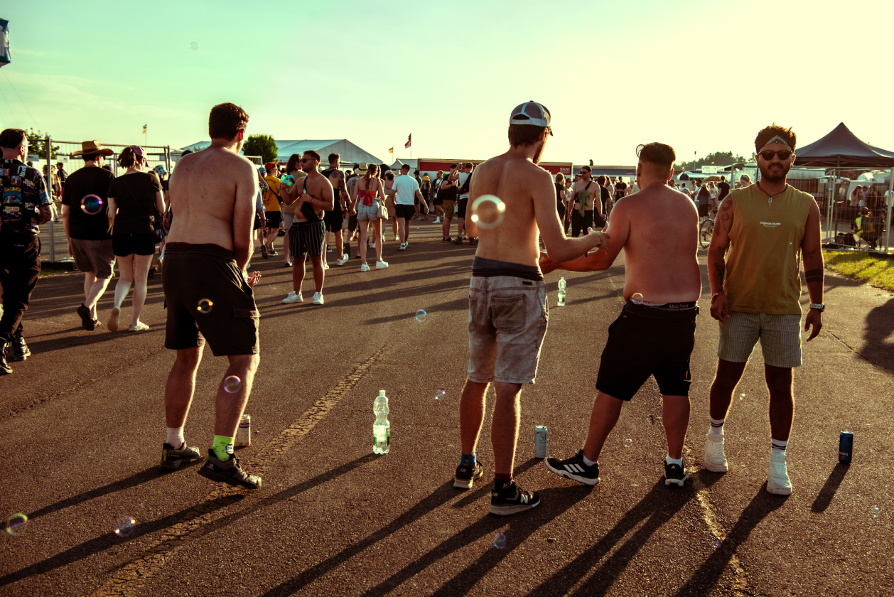Es ist angerichtet! Deftones, The Prodigy, Apache 207 u.v.a. warten bei Sommerwetter. – Mehr Flunkyball