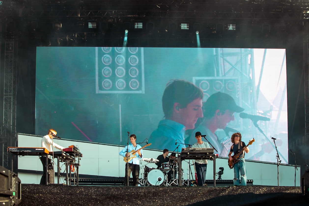 Es ist angerichtet! Deftones, The Prodigy, Apache 207 u.v.a. warten bei Sommerwetter. – Parcels.