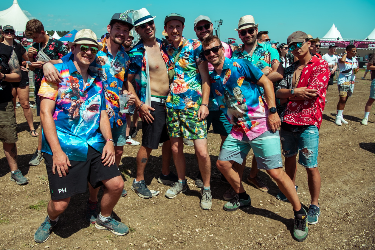 Es ist angerichtet! Deftones, The Prodigy, Apache 207 u.v.a. warten bei Sommerwetter. – Reisegruppe.