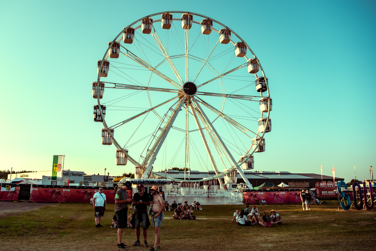 Es ist angerichtet! Deftones, The Prodigy, Apache 207 u.v.a. warten bei Sommerwetter. – Riesenrad.