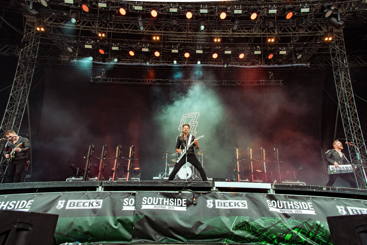 Es ist angerichtet! Deftones, The Prodigy, Apache 207 u.v.a. warten bei Sommerwetter. – Royal Republic.