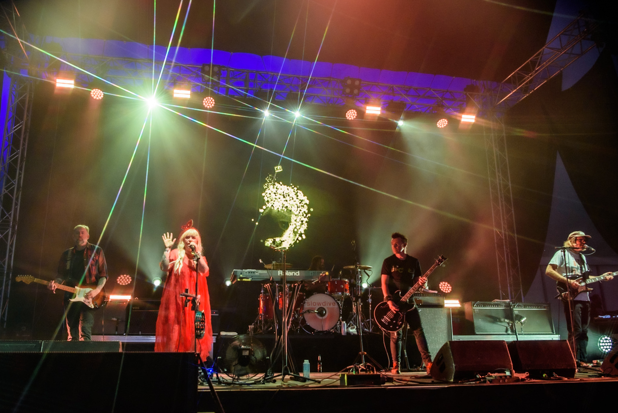 Es ist angerichtet! Deftones, The Prodigy, Apache 207 u.v.a. warten bei Sommerwetter. – Slowdive.