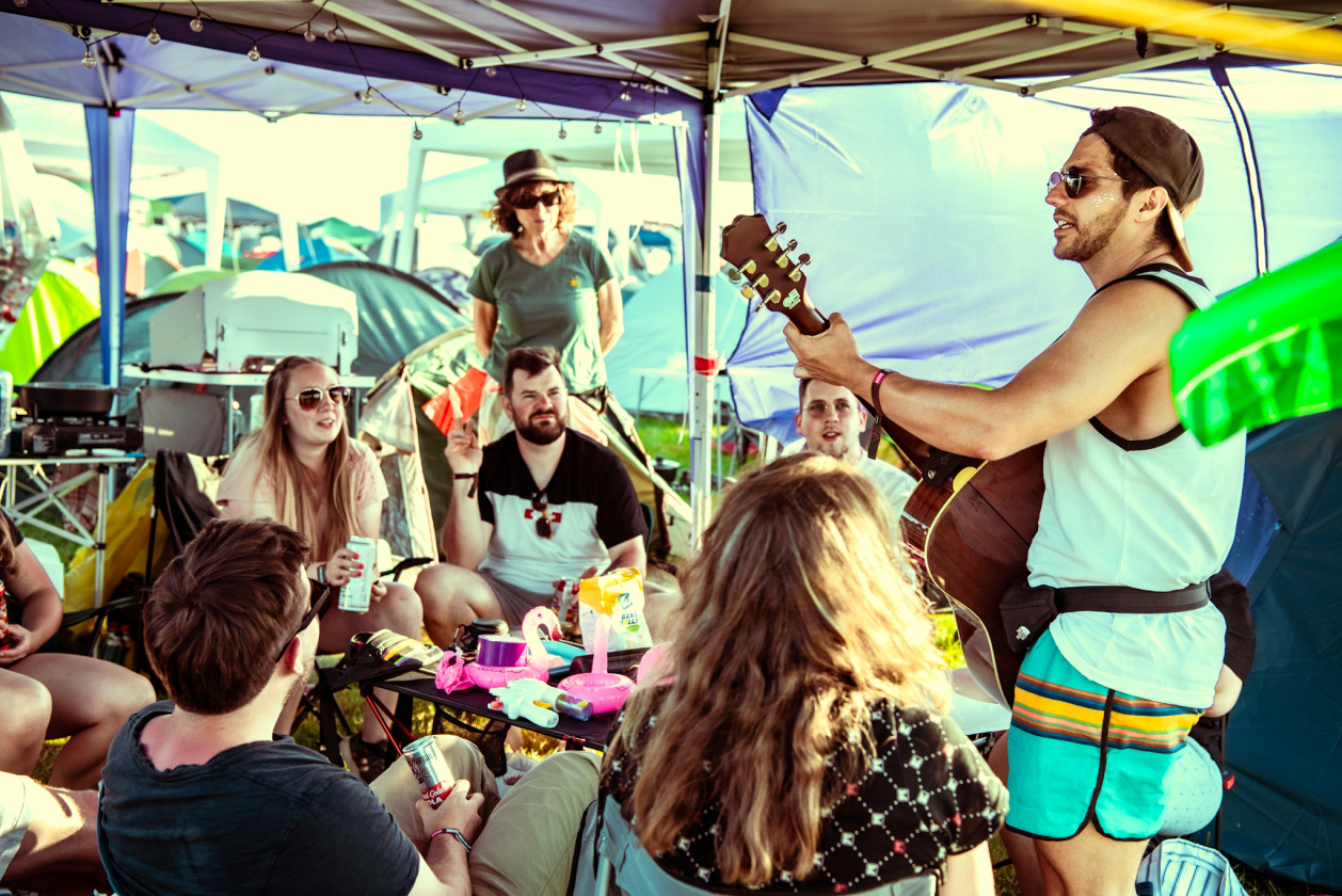 Es ist angerichtet! Deftones, The Prodigy, Apache 207 u.v.a. warten bei Sommerwetter. – Spielt er Wonderwall?