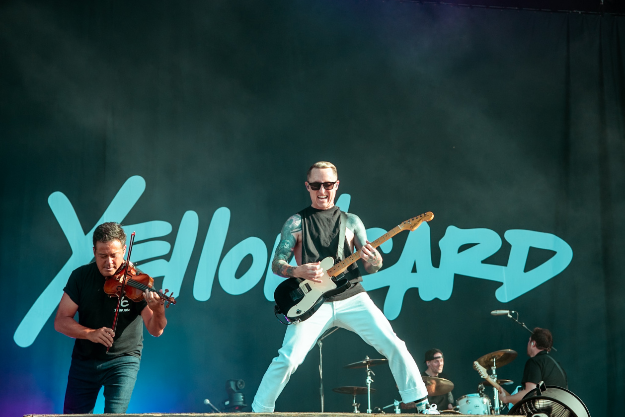 Es ist angerichtet! Deftones, The Prodigy, Apache 207 u.v.a. warten bei Sommerwetter. – Yellowcard.