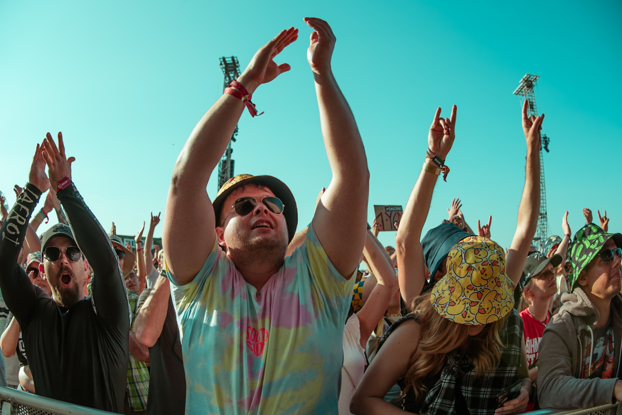 Es ist angerichtet! Deftones, The Prodigy, Apache 207 u.v.a. warten bei Sommerwetter. – Yellowcard.