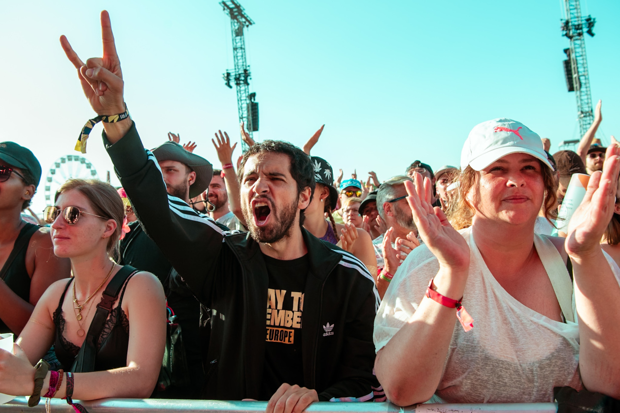 Es ist angerichtet! Deftones, The Prodigy, Apache 207 u.v.a. warten bei Sommerwetter. – Yellowcard.