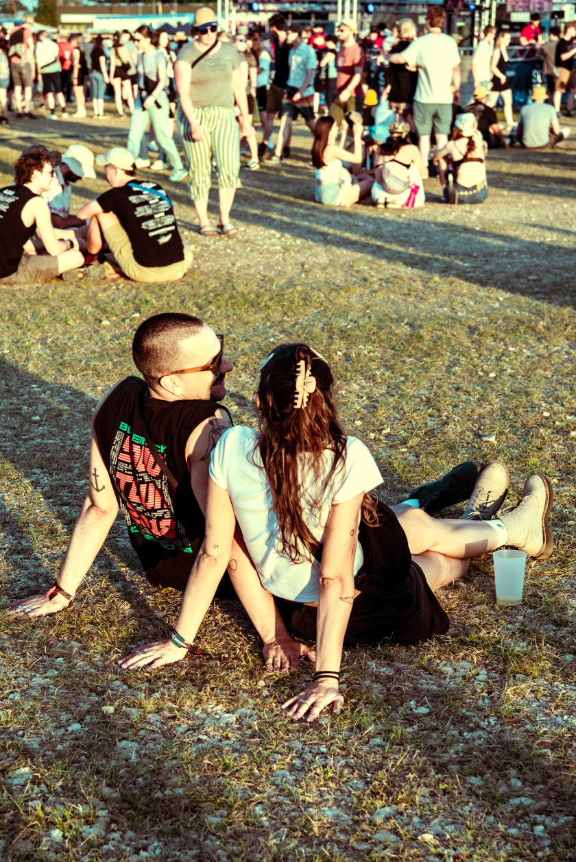 Es ist angerichtet! Deftones, The Prodigy, Apache 207 u.v.a. warten bei Sommerwetter. – Zweisamkeit.