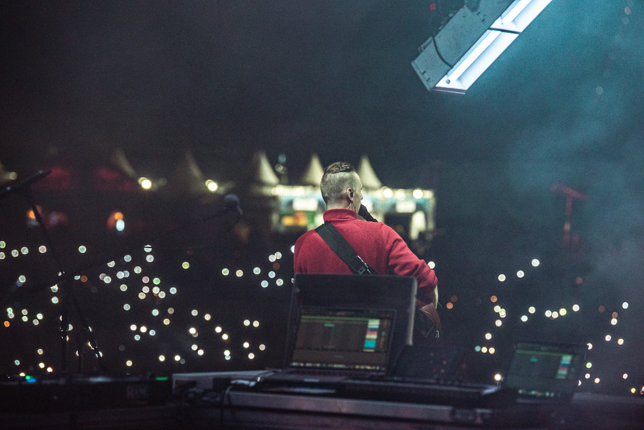 Als herrschte nicht schon genug Hitze auf dem Gelände, fackelten Electric Callboy, The Prodigy u.a. auch noch die Bühnen ab. – Alligatoah.