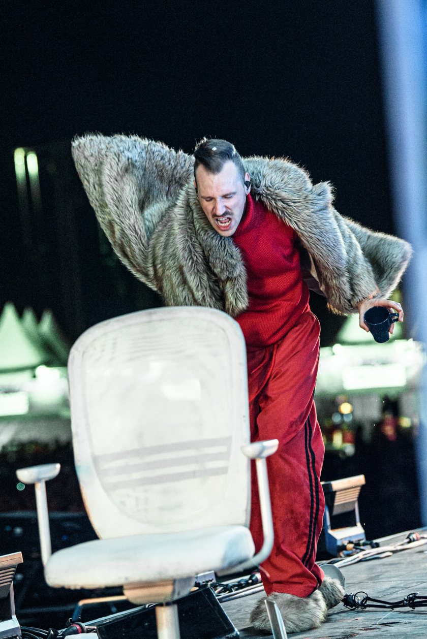 Als herrschte nicht schon genug Hitze auf dem Gelände, fackelten Electric Callboy, The Prodigy u.a. auch noch die Bühnen ab. – Alligatoah.