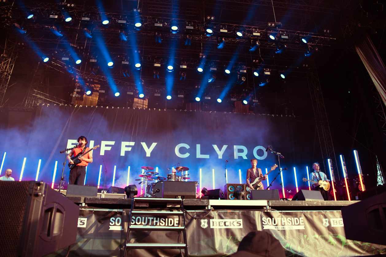 Als herrschte nicht schon genug Hitze auf dem Gelände, fackelten Electric Callboy, The Prodigy u.a. auch noch die Bühnen ab. – Biffy Clyro.