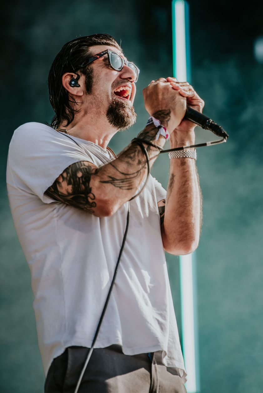 Als herrschte nicht schon genug Hitze auf dem Gelände, fackelten Electric Callboy, The Prodigy u.a. auch noch die Bühnen ab. – Deftones.