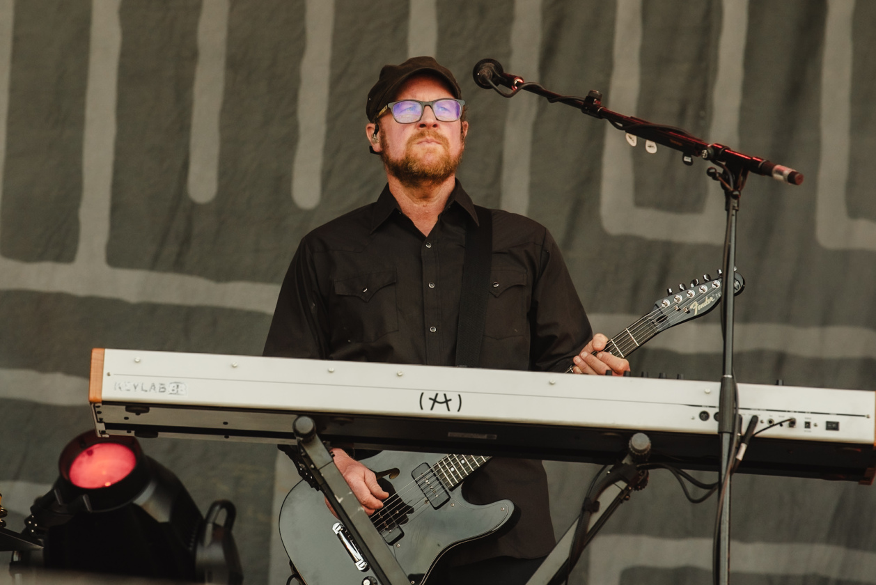 Als herrschte nicht schon genug Hitze auf dem Gelände, fackelten Electric Callboy, The Prodigy u.a. auch noch die Bühnen ab. – Jimmy Eat World.