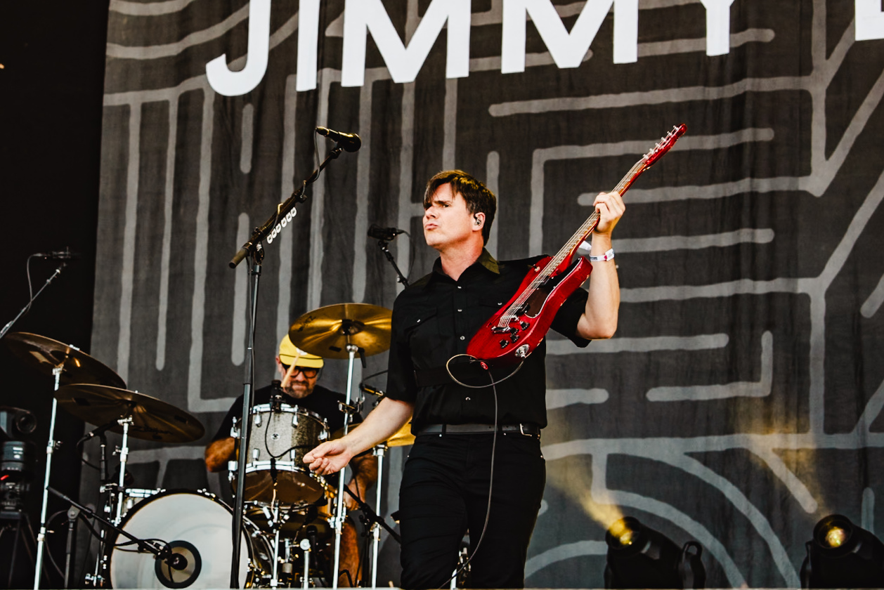 Als herrschte nicht schon genug Hitze auf dem Gelände, fackelten Electric Callboy, The Prodigy u.a. auch noch die Bühnen ab. – Jimmy Eat World.
