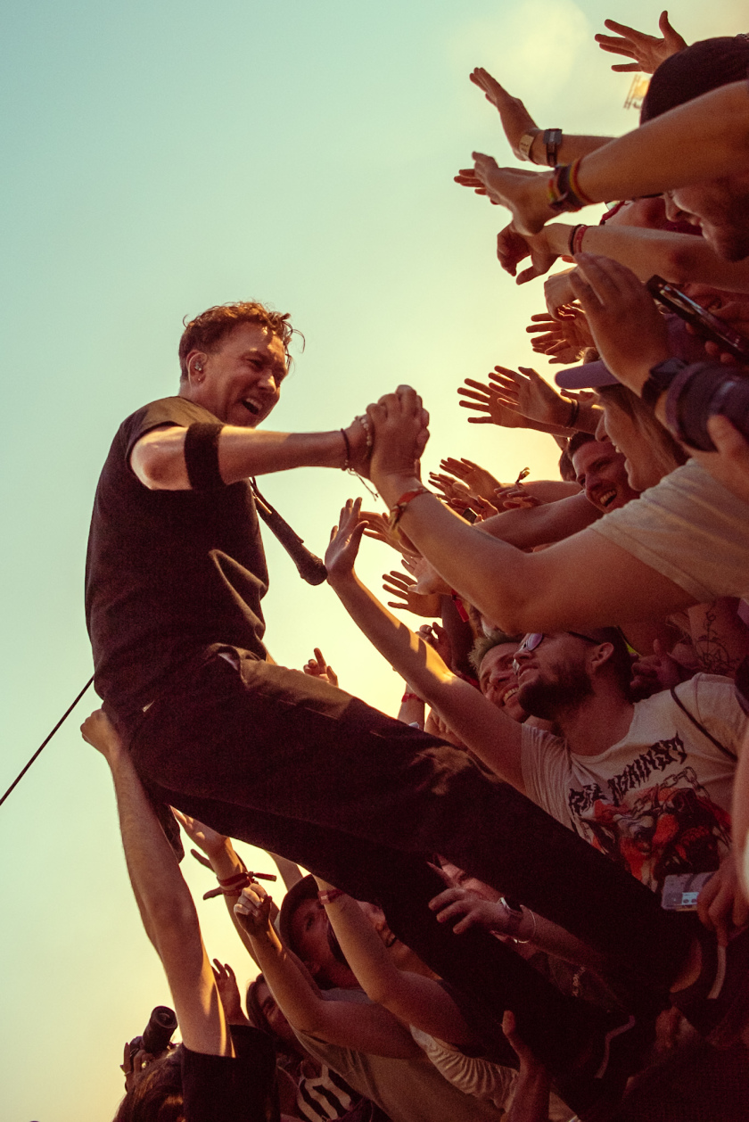 Als herrschte nicht schon genug Hitze auf dem Gelände, fackelten Electric Callboy, The Prodigy u.a. auch noch die Bühnen ab. – Rise Against.