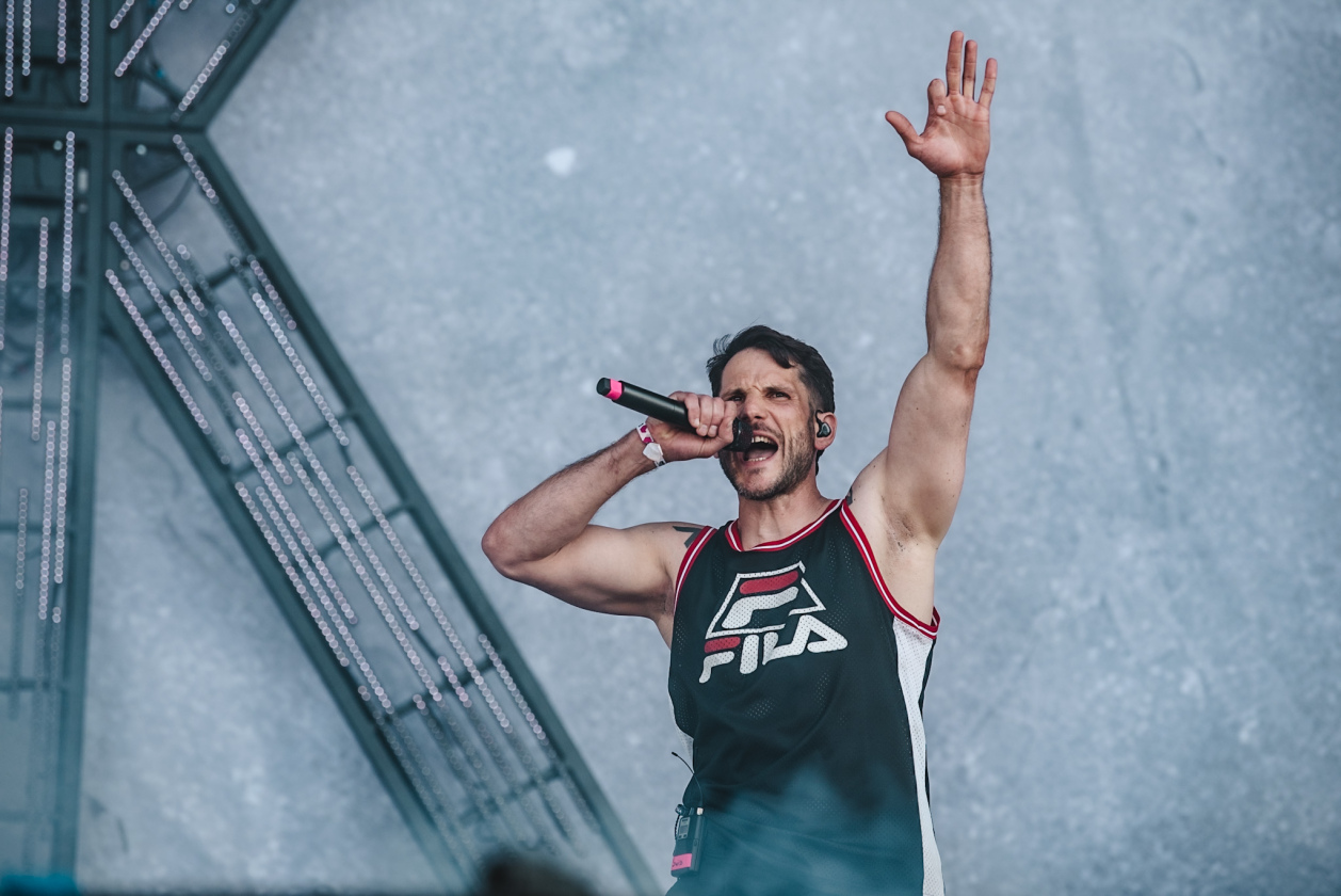 Als herrschte nicht schon genug Hitze auf dem Gelände, fackelten Electric Callboy, The Prodigy u.a. auch noch die Bühnen ab. – Swiss Und Die Anderen.