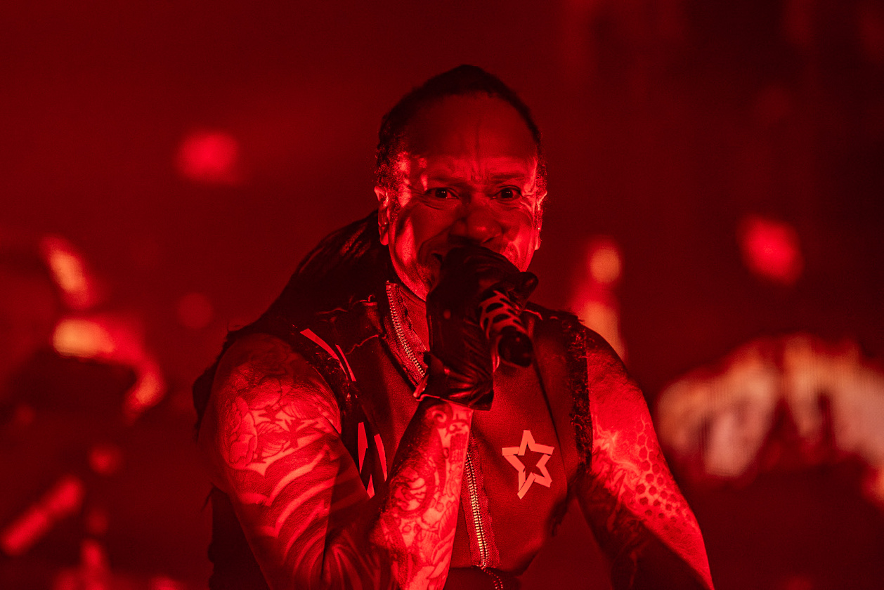 Als herrschte nicht schon genug Hitze auf dem Gelände, fackelten Electric Callboy, The Prodigy u.a. auch noch die Bühnen ab. – The Prodigy.