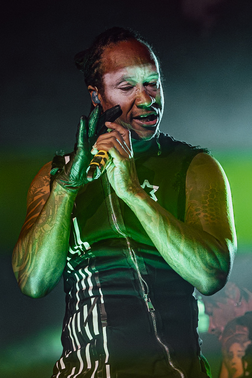 Als herrschte nicht schon genug Hitze auf dem Gelände, fackelten Electric Callboy, The Prodigy u.a. auch noch die Bühnen ab. – The Prodigy.
