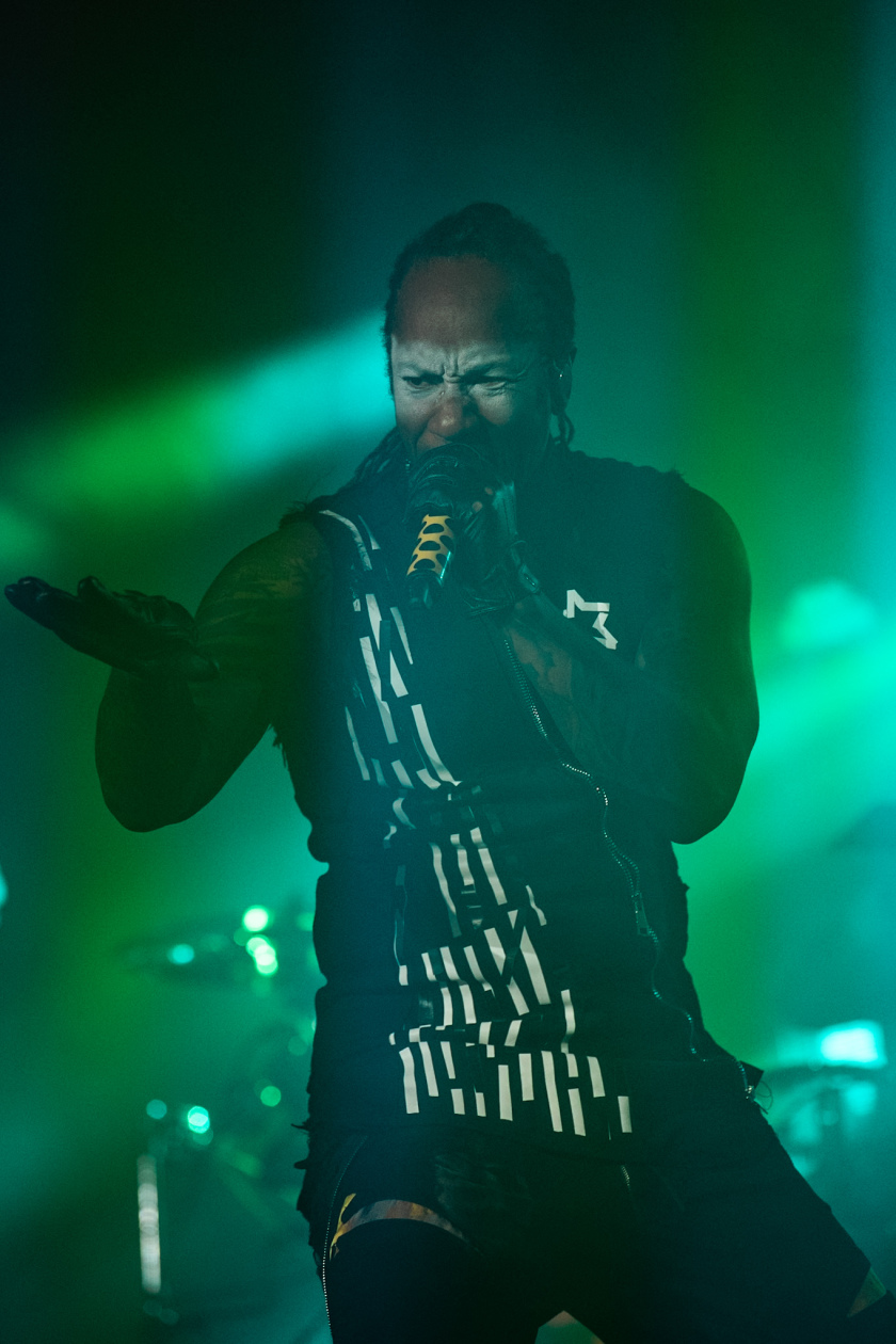 Als herrschte nicht schon genug Hitze auf dem Gelände, fackelten Electric Callboy, The Prodigy u.a. auch noch die Bühnen ab. – The Prodigy.