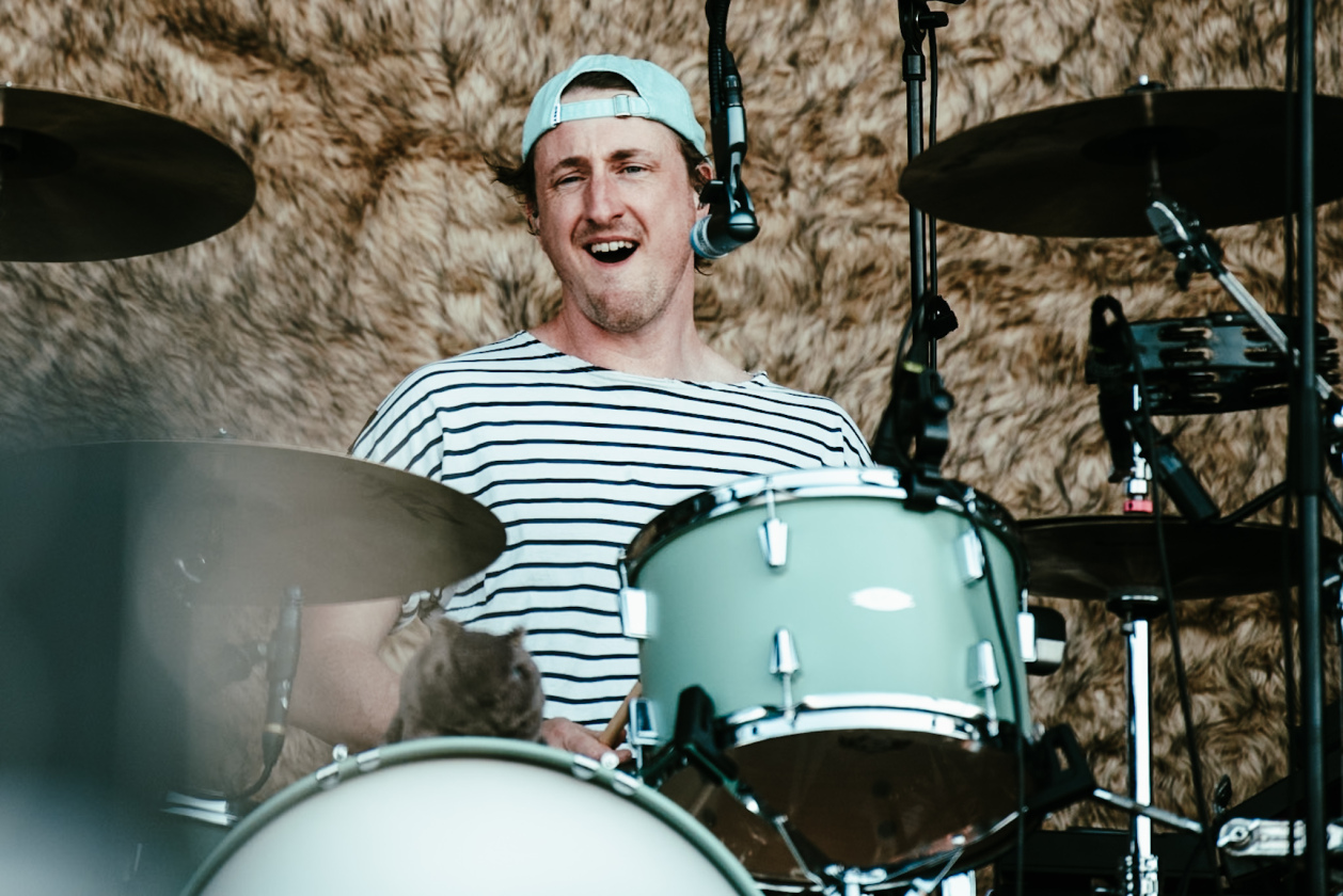 Als herrschte nicht schon genug Hitze auf dem Gelände, fackelten Electric Callboy, The Prodigy u.a. auch noch die Bühnen ab. – The Wombats.