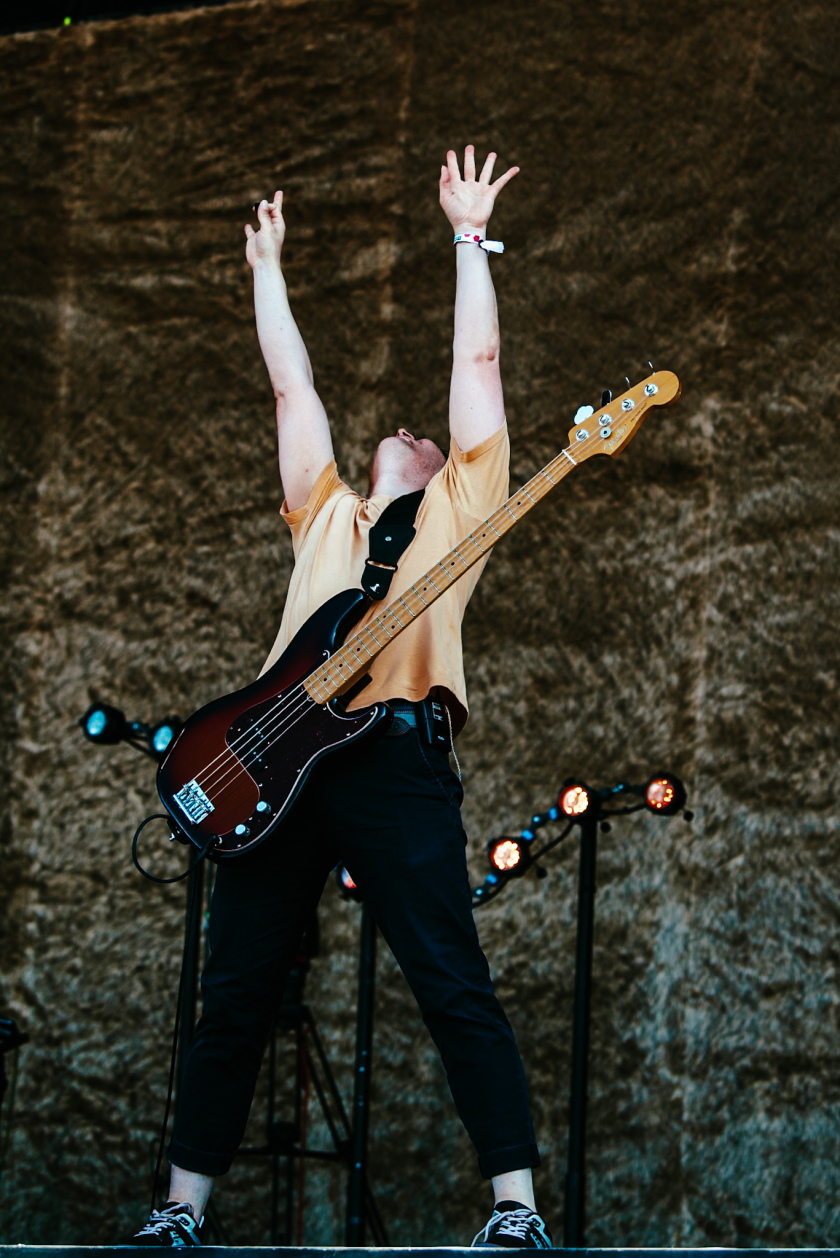 Als herrschte nicht schon genug Hitze auf dem Gelände, fackelten Electric Callboy, The Prodigy u.a. auch noch die Bühnen ab. – The Wombats.